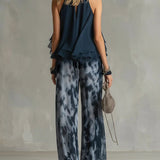 Conjunto de Top Halter de Chifón en Azul Marino y Pantalones Anchos Imprimidos