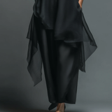 Vestido Largo Minimalista Negro de Fibra de Acetato Imitado, Combinado con un Cubresuelos de Chiffon - Conjunto de Dos Piezas