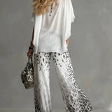 Conjunto de camiseta blanca fluida y pantalones de gasa con estampado de leopardo