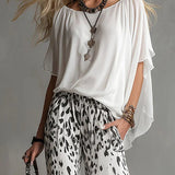 Conjunto de camiseta blanca fluida y pantalones de gasa con estampado de leopardo