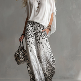 Conjunto de camiseta blanca fluida y pantalones de gasa con estampado de leopardo