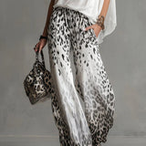 Conjunto de camiseta blanca fluida y pantalones de gasa con estampado de leopardo